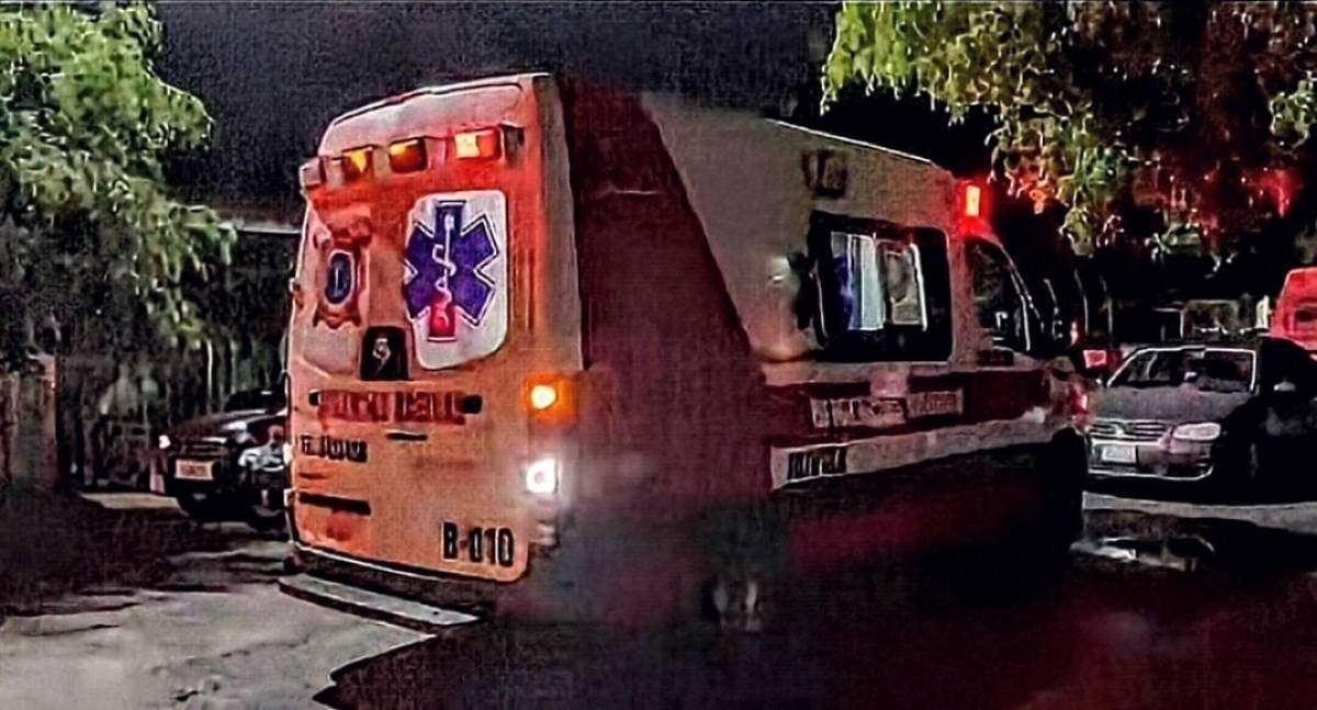 Ambulancia en la que fue trasladada una de las víctimas del incendio en Jojutla