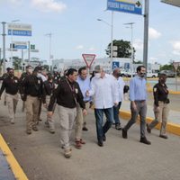 Embajador de EU en México visita El Ceibo, donde deportan a miles de haitianos