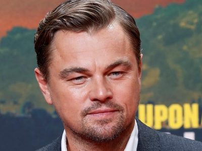 ¡Con la mano...! Leonardo DiCaprio fue captado así por paparazzis en Nueva York ¿Qué hacía?