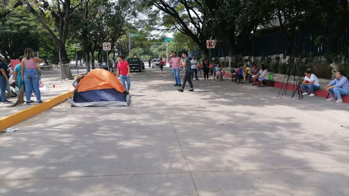 Los familiares de los policías estatales retenidos mantuvieron desde el domingo 15 de octubre un bloqueo de una importante vialidad en la capital del estado frente a las oficinas de la SSYPC