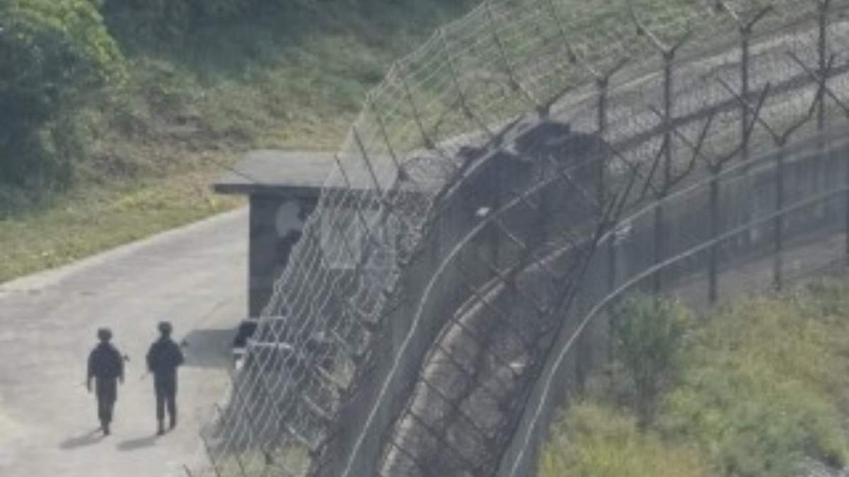 Soldados el ejército surcoreano patrullan por la cerca fronteriza en Paju, Corea del Sur, cerca de Corea del Norte