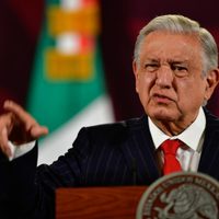 AMLO llama a normalistas de Ayotzinapa “a que no abusen” en sus protestas