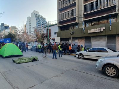 Cortan el tránsito frente al Ministerio de Hacienda por la baja de 12 trabajadores eventuales