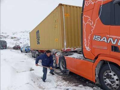 Policías de Picún Leufú asistieron a un camionero chileno en medio del temporal de nieve en Paso Aguerre