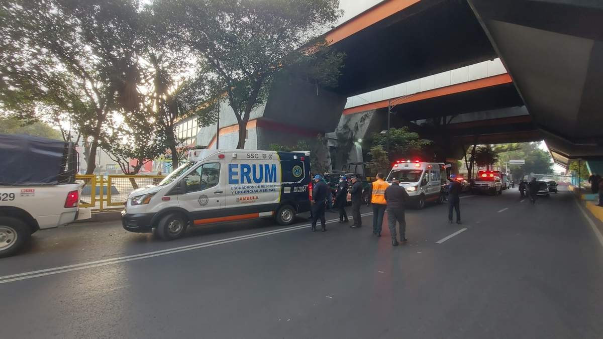 Ambulancias afuera de la estación Consulado de la Línea 4