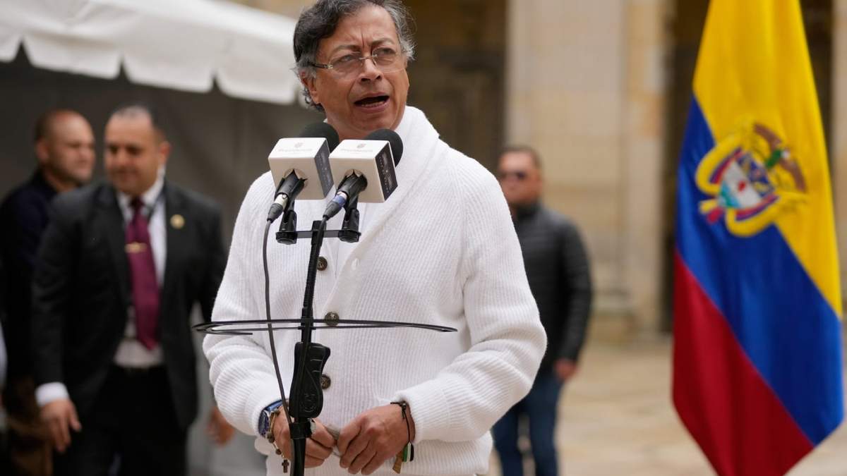 El presidente de Colombia, Gustavo Petro, habla tras votar en las elecciones legislativas celebradas en Bogotá, Colombia, el domingo 8 de marzo de 2026