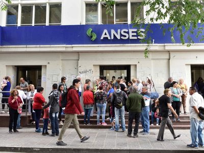 ANSES: quiénes cobran este lunes 8 la jubilación, la AUH y el IFE de 10.000 pesos