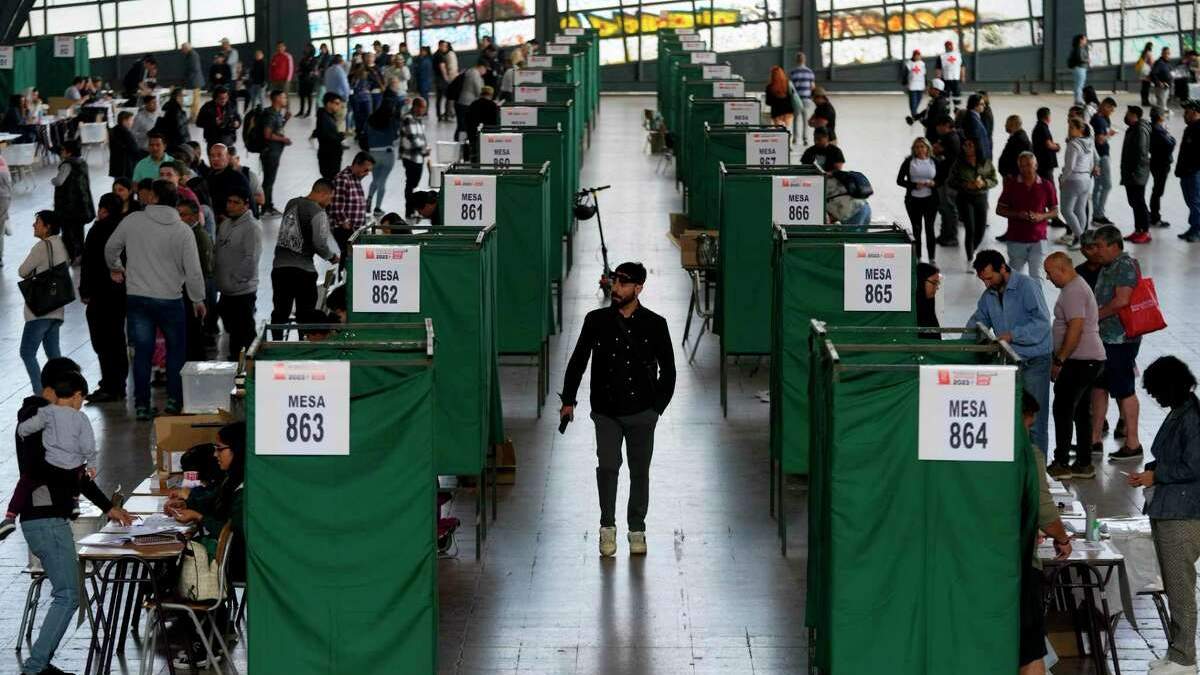 Los votantes hacen fila en un colegio electoral en Santiago, Chile, el domingo 17 de diciembre de 2023. Por segunda vez en varios años, los chilenos votan en un referéndum sobre si reemplazar o no la Constitución actual que se remonta a la dictadura militar del general Augusto Pinochet