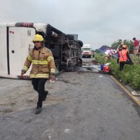 Vuelca autobús de pasajeros en NL; hay 11 muertos y 22 heridos