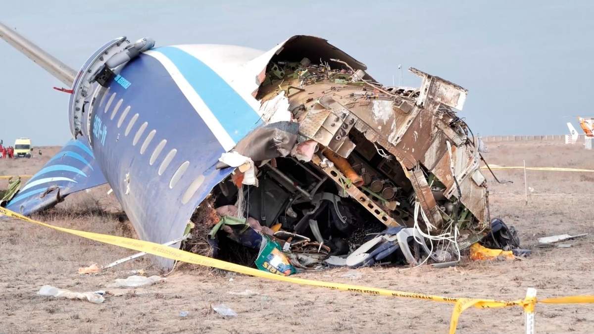 En esta imagen tomada de un video publicado por el gobierno de la región de Mangystau, los restos del avión Embraer 190 de Azerbaijan Airlines en el suelo cerca del aeropuerto de Aktau, Kazajistán, el miércoles 25 de diciembre de 2024