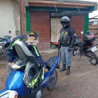 En diferentes operativos la policía demoró a dos sujetos y secuestró un auto y una moto