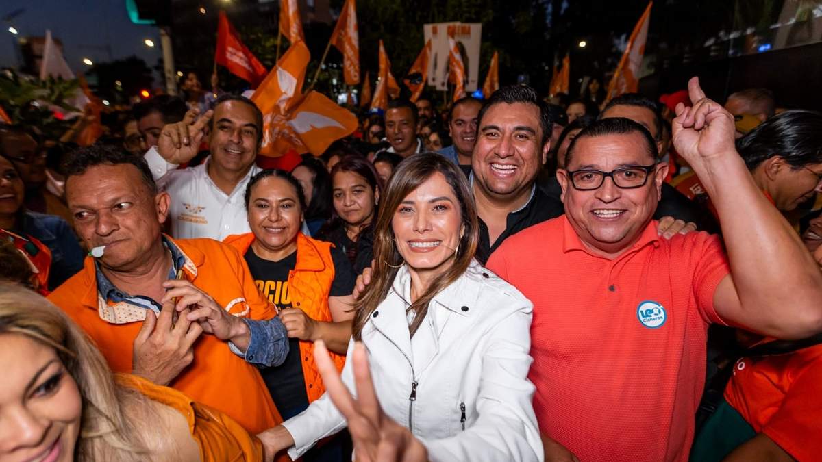 Delgadillo, aspirante a la alcaldía de Guadalajara, con el dirigente sindical Leonardo Cisneros (derecha)