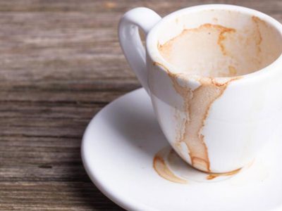 En tiempo récord y con 1 solo ingrediente: el secreto de la abuela para eliminar manchas en las tazas