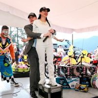 Juguetes bélicos, payaso y hasta escena de Titanic; así fue el acto de Sandra Cuevas en Cuajimalpa