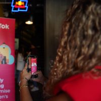 TikTok prohíbe el contenido que promueva teorías negacionistas sobre el cambio climático