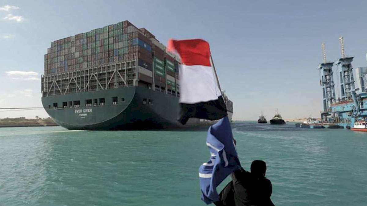 Tráfico normalizado en el Canal de Suez, en Egipto. Fuente: (Twitter)