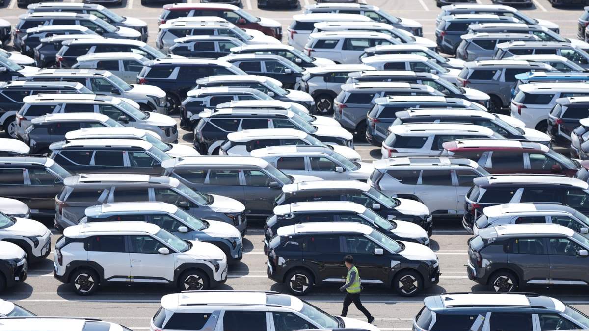 Vehículos destinados a la exportación aparecen estacionados en un puerto de Pyeongtaek, Corea del Sur