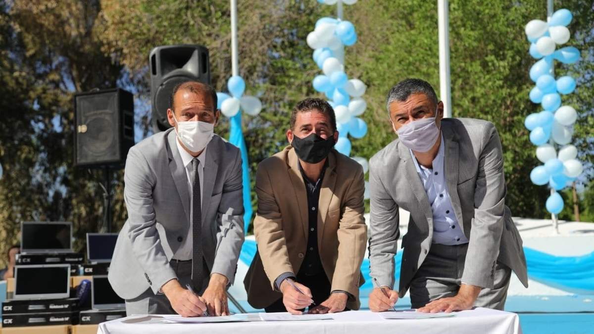 El gobernador Omar Gutiérrez junto a autoridades locales en Añelo. Fuente: (Twitter)