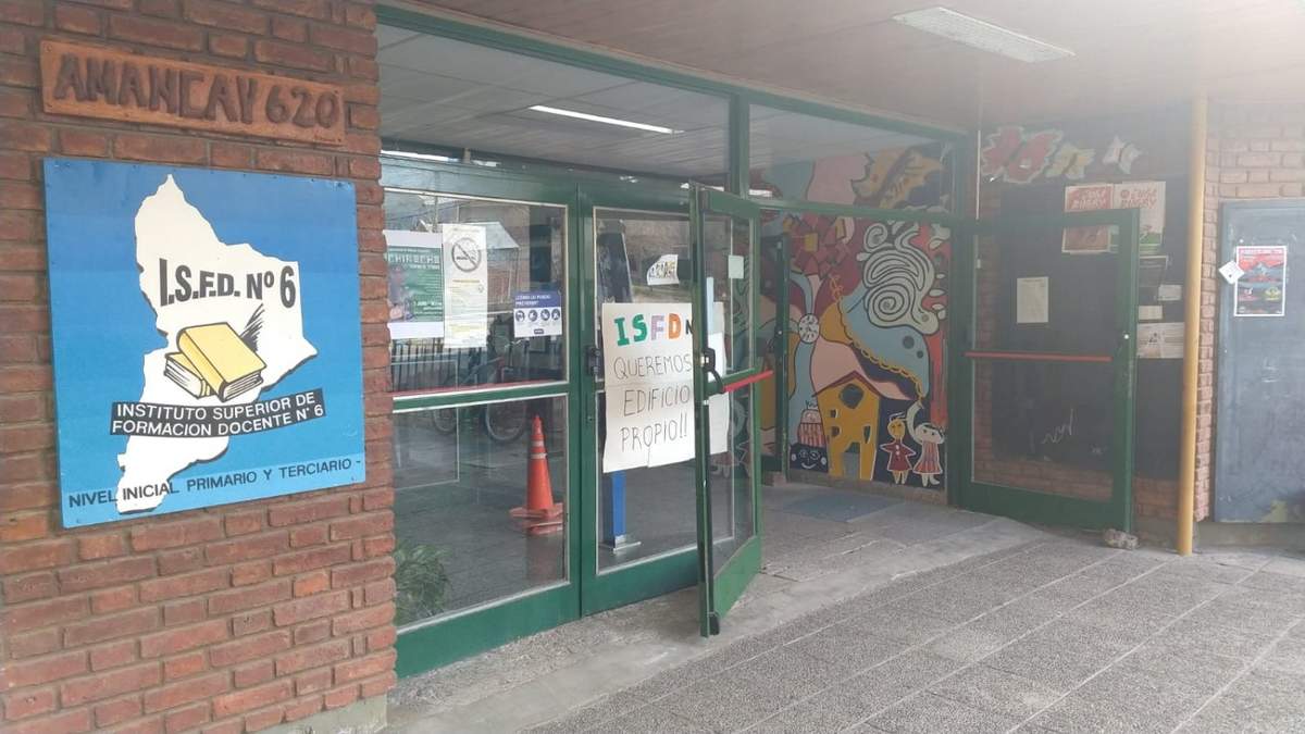 Ingreso al ISFD N° 6. Fuente: (La Izquierda Diario)