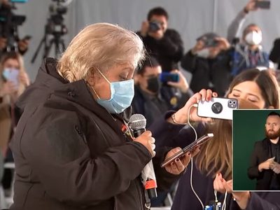 Reporteros protestan en conferencia de AMLO en Tijuana con pase de lista de periodistas asesinados