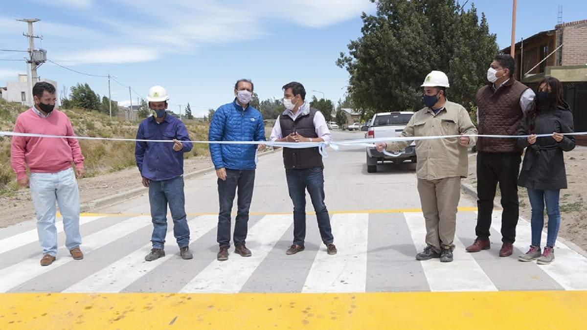Inauguración de  tres cuadras y media de pavimento en la Avenida Cañadón Oeste. Fuente: (Twitter)