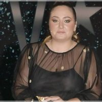 Es otra mujer: Rocío Flores vuelve a tocar su rostro en pos de la belleza