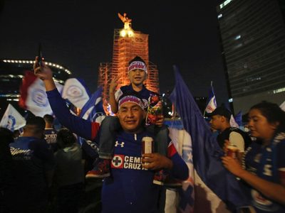 Así vivió la afición del Cruz Azul el triunfo de su equipo (Videos)