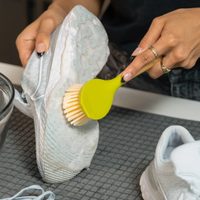 Sin fregar ni usar lavandina: el truco para dejar como nuevas las suelas de tus zapatillas en solo 5 minutos