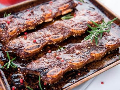 Se corta con cuchara: asado braseado al vino tinto, sin gastar de más y para chuparse los dedos