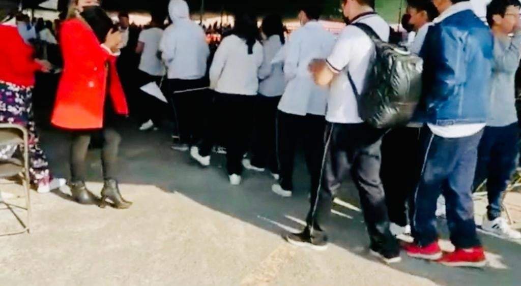 Alumnos que presuntamente fueron acarreados a mitin