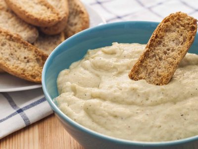 Crema de berenjenas y ajos asados: la receta perfecta si querés picotear algo en tu próxima juntada