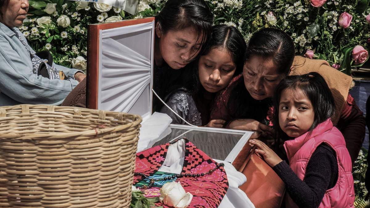 21 de octubre. Habitantes del barrio Cuxtitali de San Cristóbal de las Casas, Chiapas, acuden al sepelio del Padre Marcelo, ejecutado un día antes