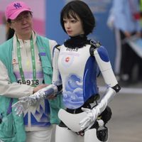 Robots humanoides corren media maratón en China junto a competidores de carne y hueso