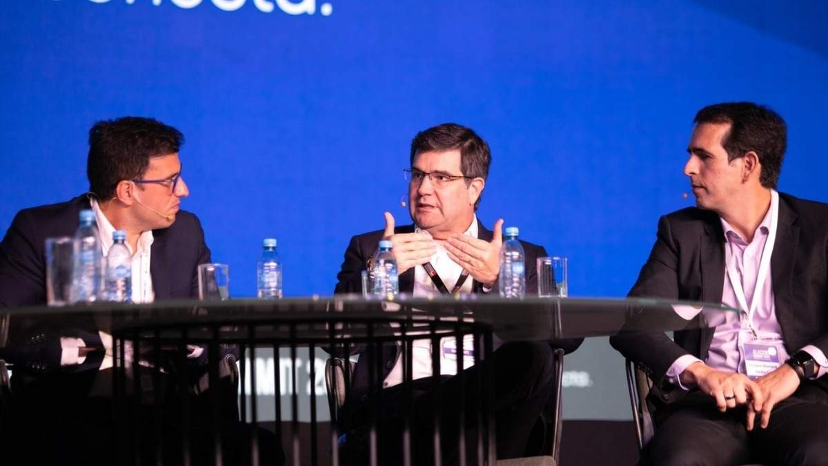 Máximo Vedoya (centro), CEO de Ternium, en una mesa redonda en noviembre de 2022