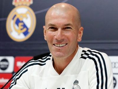 Zidane, de los mejores futbolistas del mundo en el Madrid a no jugar en el Bernabéu