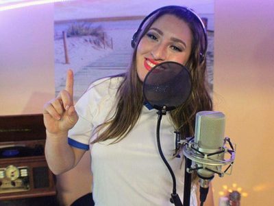 ¡Increíble! Conocé a Selena Lee, la cantante hondureña que hará historia en la NBA