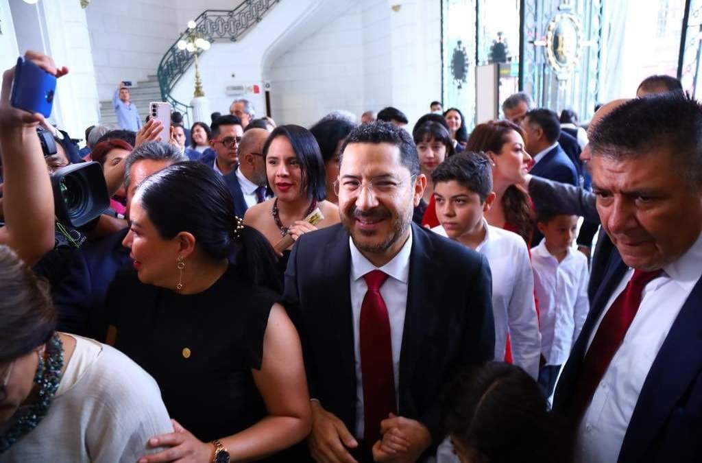 Martí Batres a su llegada al Congreso de la CDMX donde fue ratificado como sustituto de Claudia Sheinbaum