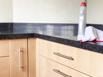 Sin usar químicos fuertes: conocé el trucazo de las abuelas para dejar la mesada de la cocina como nueva