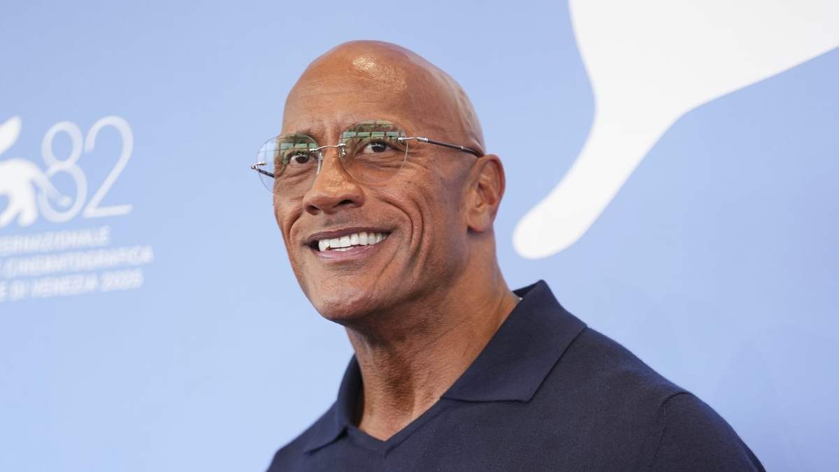 Dwayne Johnson posa para los fotógrafos en la sesión fotográfica de la película 'The Smashing Machine' durante la 82ª edición del Festival de Cine de Venecia