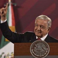 “Beatriz, aguanta, el pueblo se levanta”: esto dijo AMLO de la posible declinación de Paredes