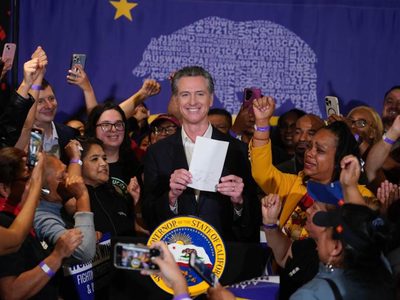 Nueva ley en California aumenta a 20 dólares por hora salario mínimo en sector de comida rápida