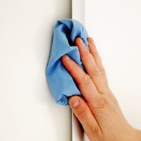 Te va a sorprender: el truco para quitar las manchas de aceite de la pared sin fregar y en minutos