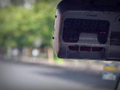 ¡Ingenio puro! Por el coronavirus, mirá lo que hizo este taxista en Cipolletti