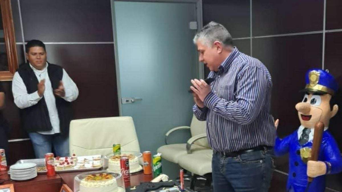 Sl secretario de Seguridad Pública (SSP) de Veracruz, Hugo Gutiérrez Maldonado, celebró su cumpleaños en sus oficinas