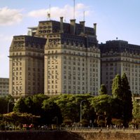 Evacuaron el Edificio Libertador por el hallazgo de explosivos en un baño