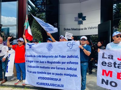 “Juez votado, peso devaluado” claman empleados de la SCJN y cierran accesos a la BMV