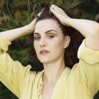Julieta Díaz elige un atuendo clásico para pasar el domingo: la combinación de colores otoñales es el must