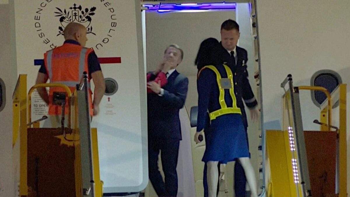 Macron recibe un manotazo de su esposa; el presidente francés dice que estaban bromeando