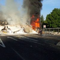 Tráiler se incendia al volcar en la carretera México- Toluca, a la altura de la Marquesa (video)