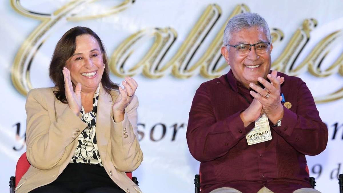 El secretario general del SNTE y senador por Morena, Alfonso Cepeda, con la gobernadora de Veracruz, Rocío Nahle, del mismo partido, durante el homenaje al profesor Juan Nicolás Callejas Arroyo, quien fue líder de la Sección 32 en ese estado
